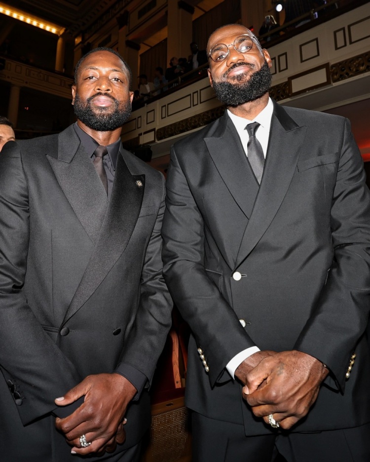 九游登录入口-詹韦同框&amp;甜瓜魔兽获奖！NBA官方晒昨日名人堂现场照片