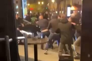 场外先干起来了！维拉、巴黎球迷街头斗殴