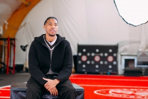 布伦特福德官方：后卫本杰明-亚瑟、门将朱利安-艾斯通升至一线队